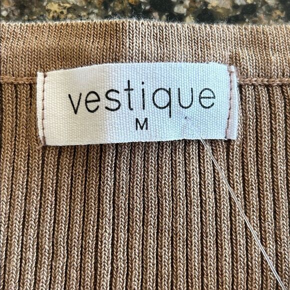 NEW Vestique Taupe Ribbed Short Sleeve Top - Picture 2 of 5